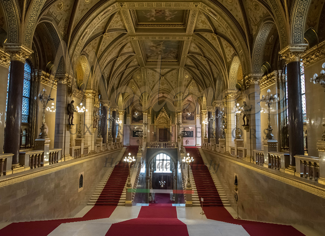 Classic style interior design project for Parliament by Modenese with red carpets and gold decorations