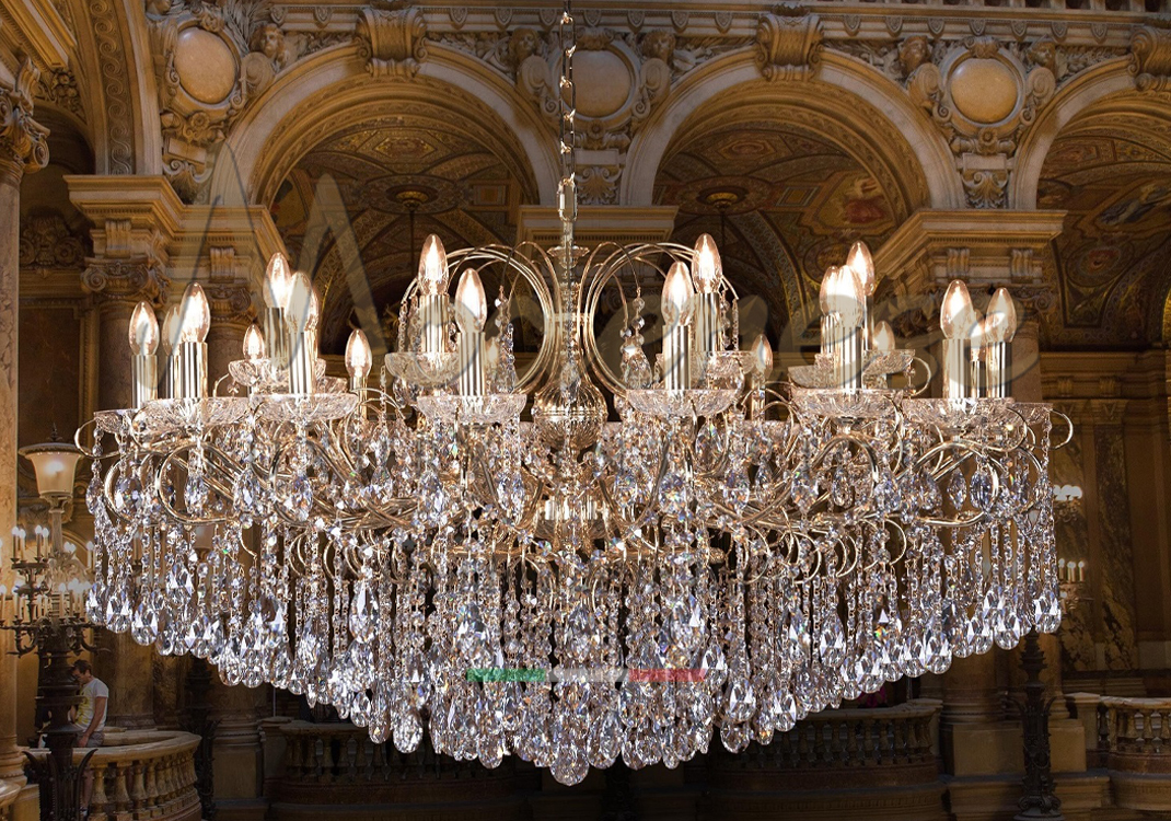 Classic style chandelier with crystals Modenese Luxury Interiors